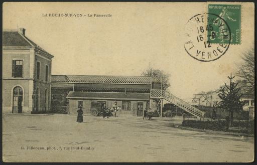 La passerelle métallique, aménagée en 1908, qui enjambe la gare : au-dessus l'entrepôt des dépêches (vues 1-4), "une noce vendéenne" posant dessus (vue 6), à l'intérieur de la gare (vue 9) / G. Fillodeau phot. (vue 1).